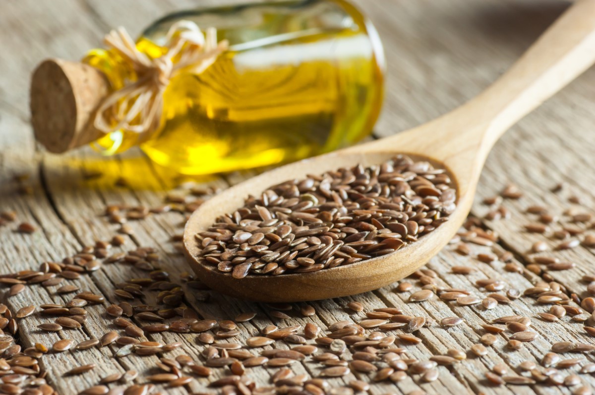 Olej zo semien, ako zdravší variant - olej vo fľaške a semená okolo